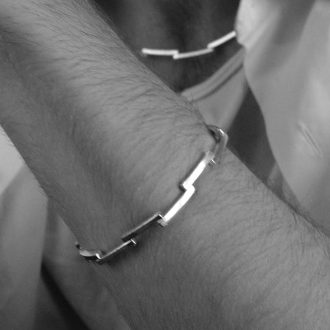 J 493 – Schlankes kinetisches Armband