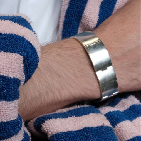 J 488 - Surface Motion Armband