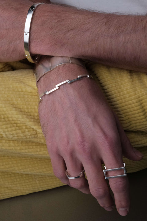 J 493 – Schlankes kinetisches Armband