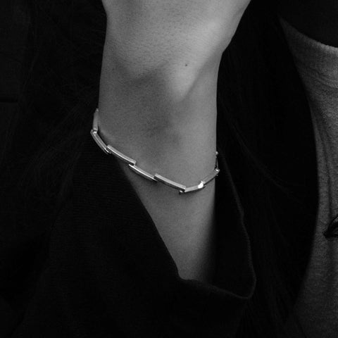 J 493 – Schlankes kinetisches Armband