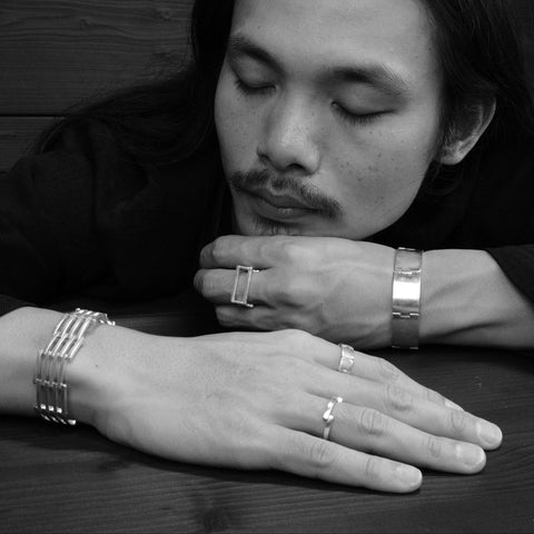 J 488 - Surface Motion Armband