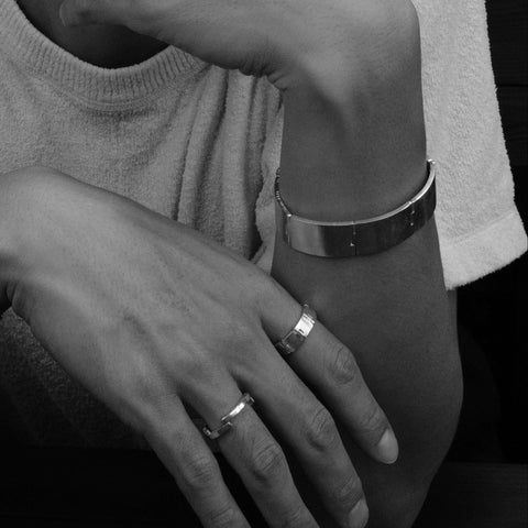 J 488 - Surface Motion Armband