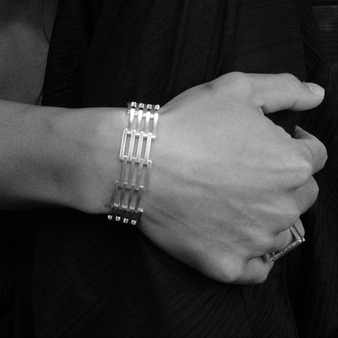 J 481 - Fluid Kinetic Armband