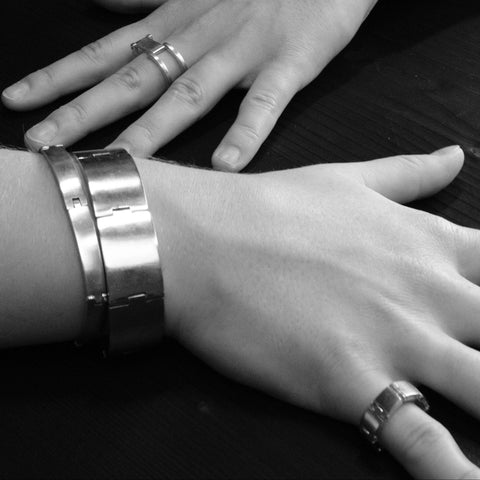 J 488 - Surface Motion Armband