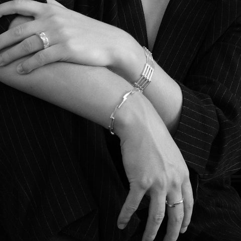 J 493 – Schlankes kinetisches Armband