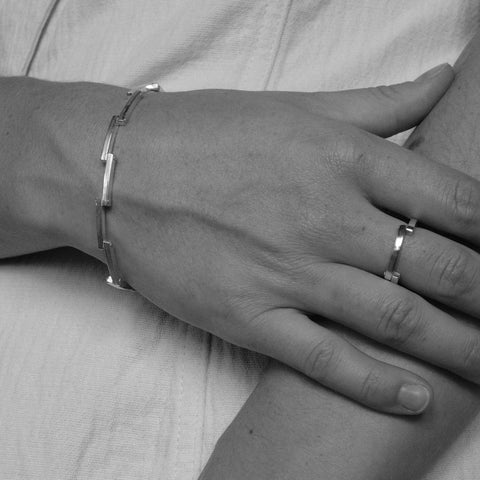 J 493 – Schlankes kinetisches Armband