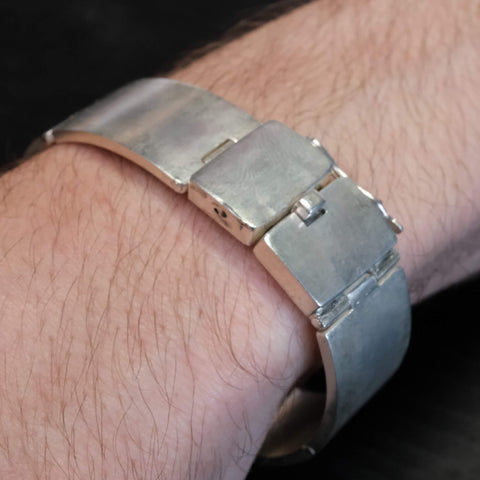 J 488 - Surface Motion Armband
