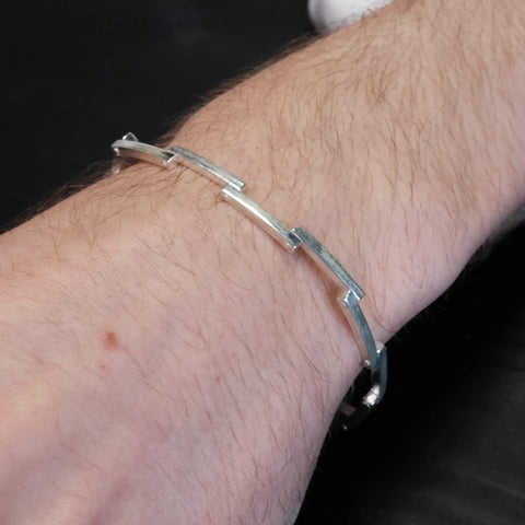 J 493 – Schlankes kinetisches Armband