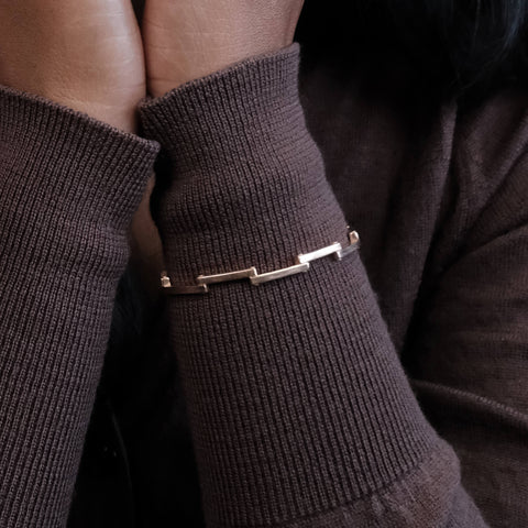 J 493 – Schlankes kinetisches Armband