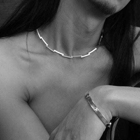 J 187 – Schmale, kinetische Halskette