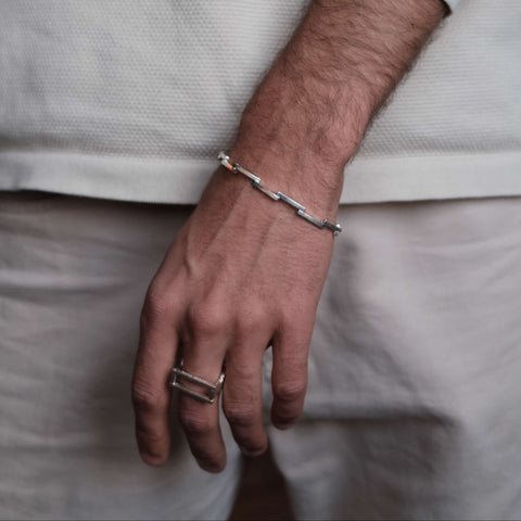 J 493 – Schlankes kinetisches Armband